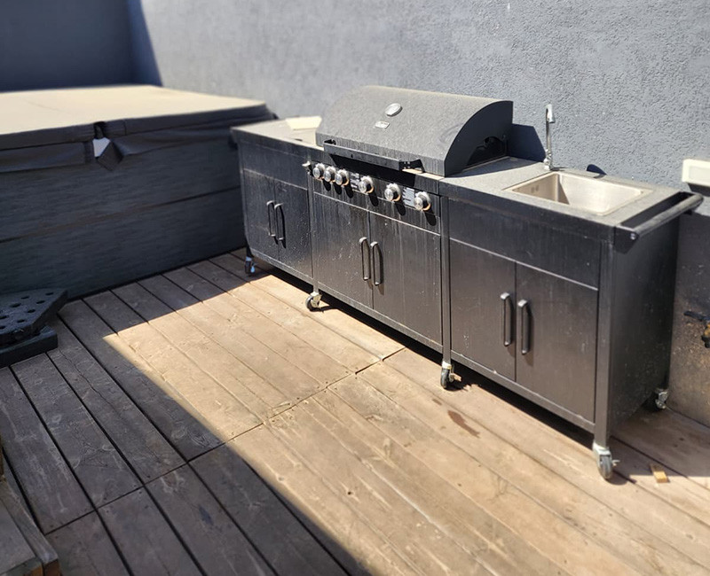 עמדת ברביקיו חיצונית עם כיור ומשטח עבודה במתחם בריכה לאירוח ואירועים