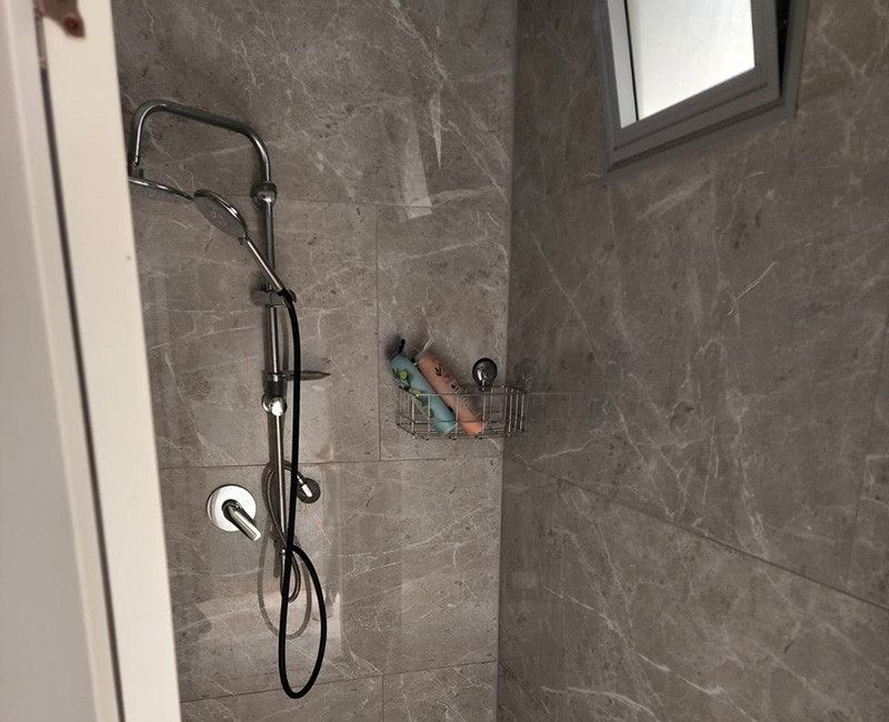 מקלחת נקייה ומאובזרת במתחם בריכה עם מוצרי רחצה לשימוש המבקרים