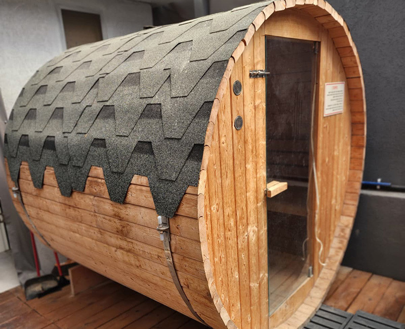 סאונה יבשה מעץ במתחם בריכה עם תא חימום פרטי להרפיה והתאוששות