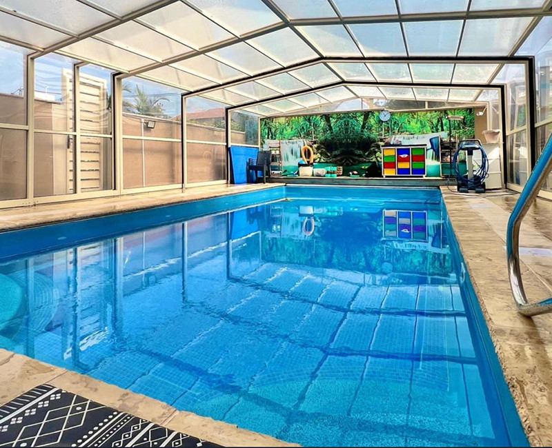 בריכת שחייה מקורה ומטופחת עם מים צלולים ומתחם מסודר לאימונים וטיפולים